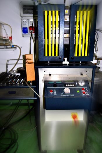 Pressa da laboratorio per stampaggio elastomeri